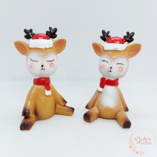  Piros sapkás ülő szarvas dekorációs kellék