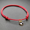  Piros zsinórszövet karkötő fekete tűzzománc szív charmmal