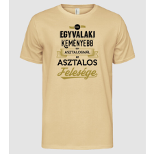 Pólómánia Csak egy valaki keményebb asztalos feleség - Férfi Alap póló férfi póló