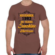 PRINTFASHION 1983 Születésnap - Napfény egy kis hurrikánnal! - Férfi póló - Mogyoróbarna