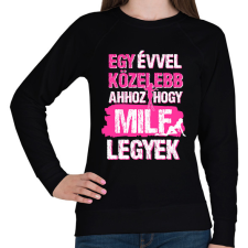 PRINTFASHION Egy évvel közelebb ahhoz hogy milf legyek - Női pulóver - Fekete női pulóver, kardigán