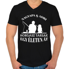 PRINTFASHION Horgász társak - Nagyapa és unoka névvel - Férfi V-nyakú póló - Fekete férfi póló