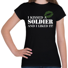 PRINTFASHION I kissed a soldier - Női póló - Fekete női póló
