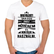 PRINTFASHION VIGYÁZAT! Van egy őrült nővérem és... - Férfi V-nyakú póló - Fehér férfi póló