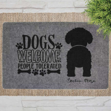  &quot;Dogs Welcome&quot; Bischon Frise szöveges lábtörlő szürke háttérrel (60 x 40 x 0,2 cm) ajándéktárgy