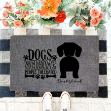  &quot;Dogs Welcome&quot; Tacskó szöveges lábtörlő szürke háttérrel (60 x 40 x 0,2 cm) ajándéktárgy