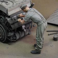  Royal Model German soldier at work - WWII 1:48 (RM973) makett