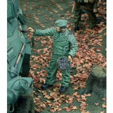  Royal Model German tanker getting mud-camouflage-WWII 1:35 (RM525) makett