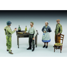  Royal Model U.S. soldier who drinks with civilians 1:35 (RM803) makett