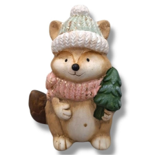  Sapkás róka fenyőfával, kerámia. Mérete: 8x11 cm dekorációs kellék