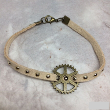 Steampunk stílusú karkötő fogaskerékkel, szegecses bőrszíjon, kézműves termék karkötő