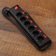 Stilo hálózati elosztó 6db aljzat, 1.5fm vezetékkel, villámvédelemmel hosszabbító, elosztó