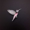 Swarovski Platinával bevont exkluzív kolibri bross színjátszó és mályvaszínű Swarovski kristályokkal (0577.)