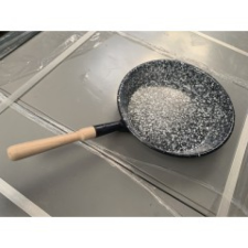 szeletsütő zománcozott 26cm, fanyéllel edény