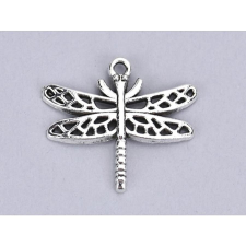  Szitakötő, ezüst szinű. Mérete: 26x23 mm dekorációs kellék