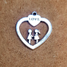  Szivben fiú és lány, ezüst szinű. Mérete: 30x32 mm dekorációs kellék