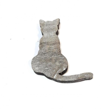 Szürke fa cica. Mérete: 45x50x7 mm dekorációs kellék