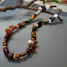  Talizmán, drágakő és porcelán gyöngysor. nyaklánc