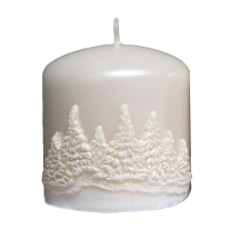  Téli erdő gyöngyházfehér törzsgyertya fehér fenyő mintával 90 mm magas gyertya