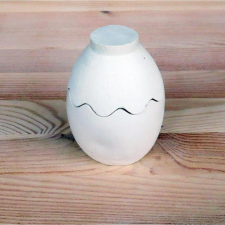  Tojás alakú tartó, fehér kerámia. Mérete: 60x85 mm. dekorációs kellék