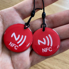 Videó- fotóvetítő NFC biléta, videót, zenét, linket küld mobilra - Piros kulcstartó