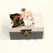 Virágos pénzátadó dobozka. Mérete: 9x5,5x5 cm dekorációs kellék
