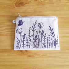  Virágos-pillangós, natúr színű vászon papírzsepi tartó, cipzáras. Mérete: 15x11 cm dekorációs kellék